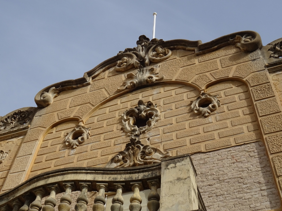 Part superior de la façana principal de la Casa Monès (Casa Mònaco).