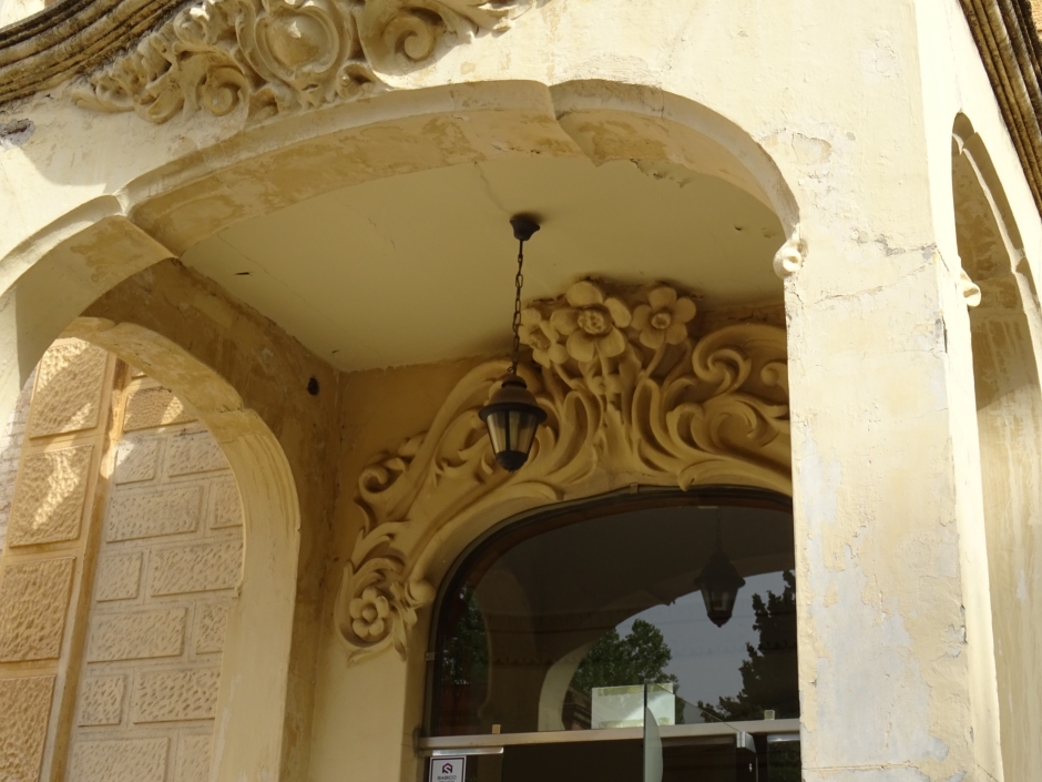 Detall del porxo d'entrada a la Casa Monès (Casa Mònaco).