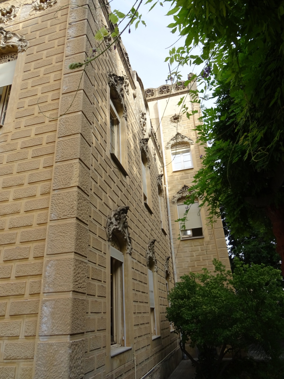 Façana lateral de la Casa Monès (Casa Mònaco).