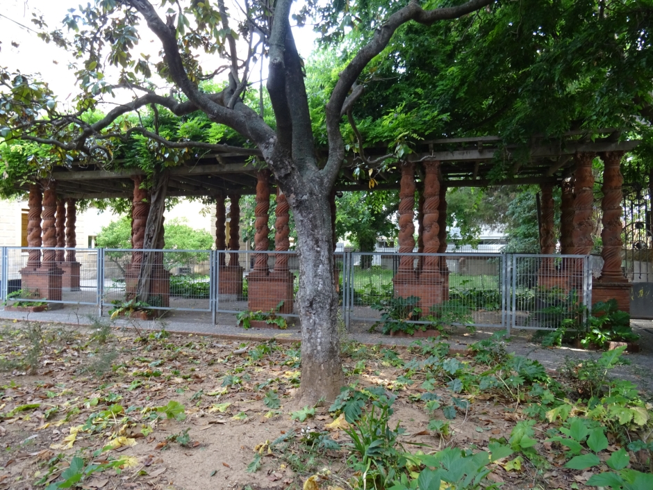 Pèrgola de columnes salomòniques de ceràmica de la Casa Monès (Casa Mònaco).