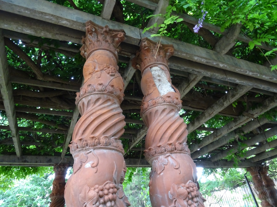 Pèrgola de columnes salomòniques de ceràmica de la Casa Monès (Casa Mònaco).