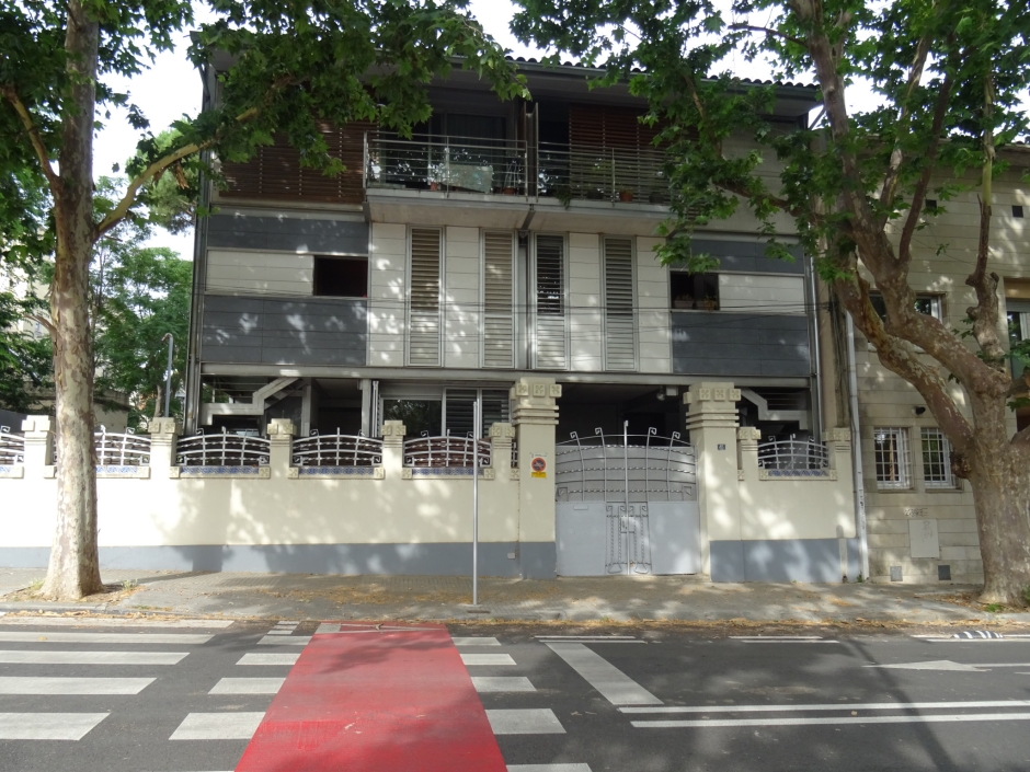 Tanca de l'avinguda de Gràcia número 46.