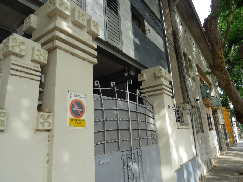 Cancell de la tanca de l'avinguda de Gràcia número 46.