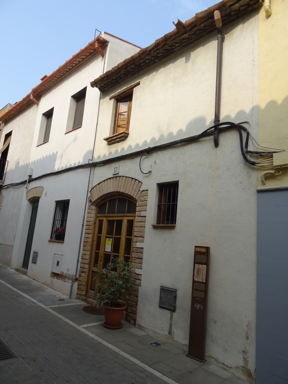 Façana principal de la casa del carrer Sabadell número 17.