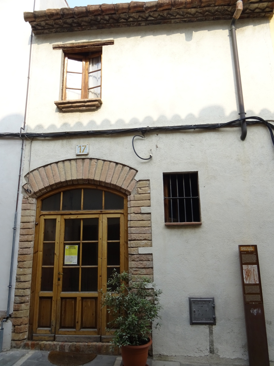Façana principal de la casa del carrer Sabadell número 17.