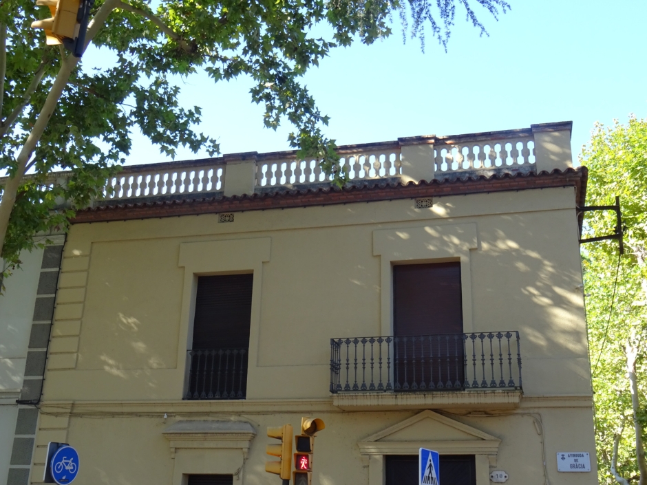 Detall de la part superior de la façana de la casa de l'avinguda de Gràcia números 10.