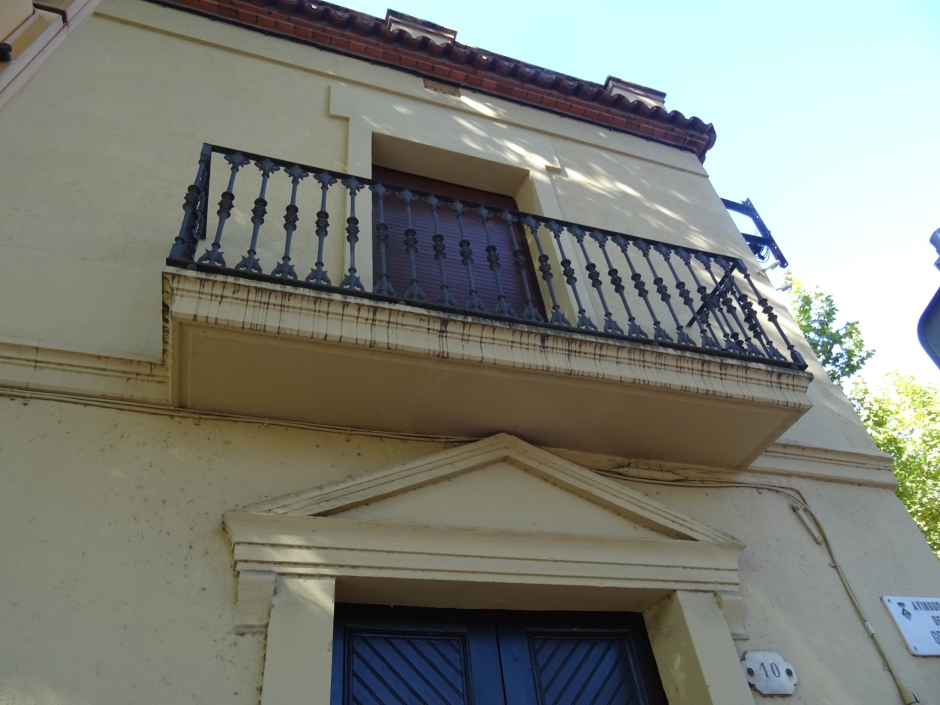 Detall de la façana de la casa de l'avinguda de Gràcia números 10.