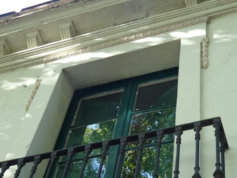 Detall de la façana de la casa de l'avinguda de Gràcia números 14.