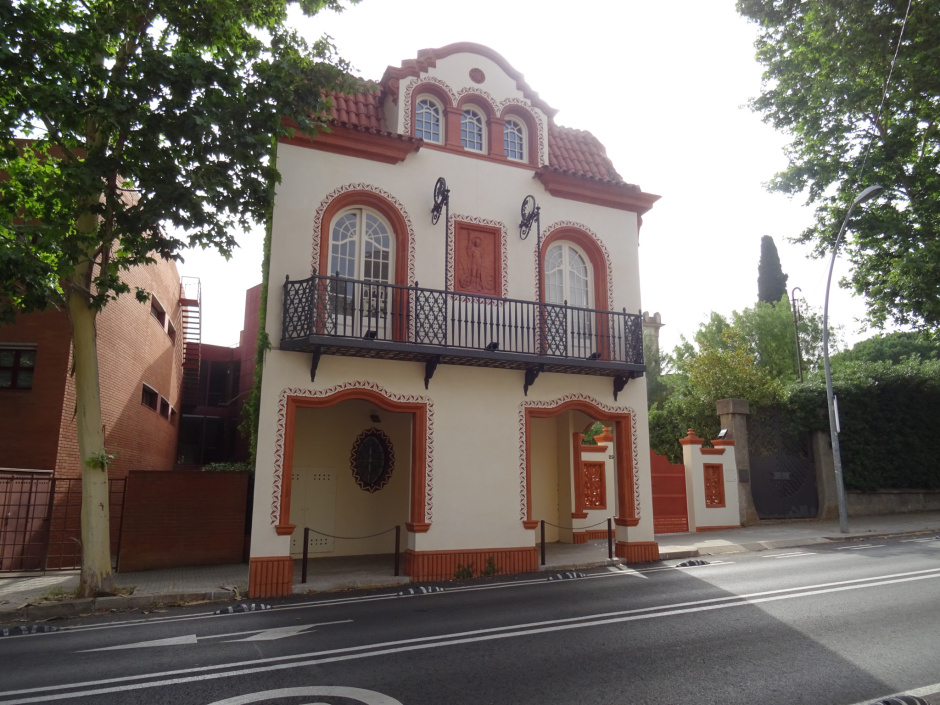 Façana de la Casa Mòjica a l'avinguda de Gràcia.