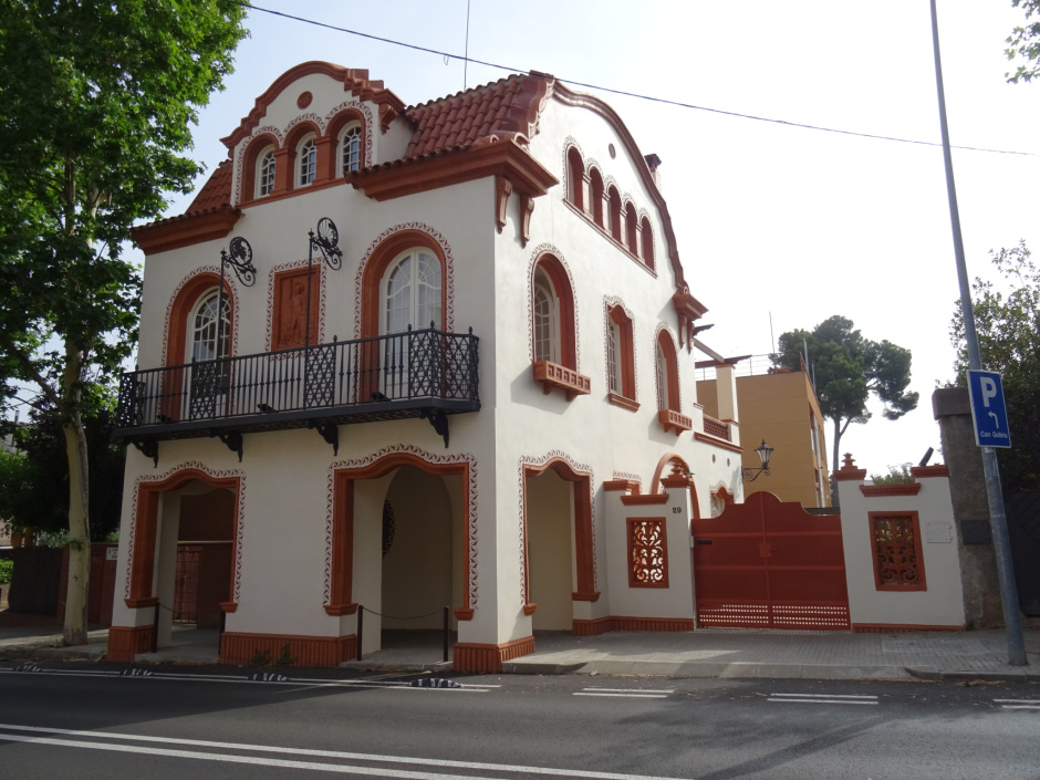 Façanes principal i lateral de la Casa Mòjica.