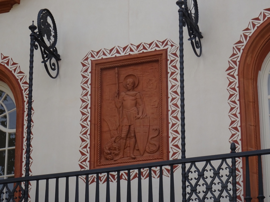 Detall d'un Sant Jordi fet en ceràmica en el primer pis de la Casa Mòjica.