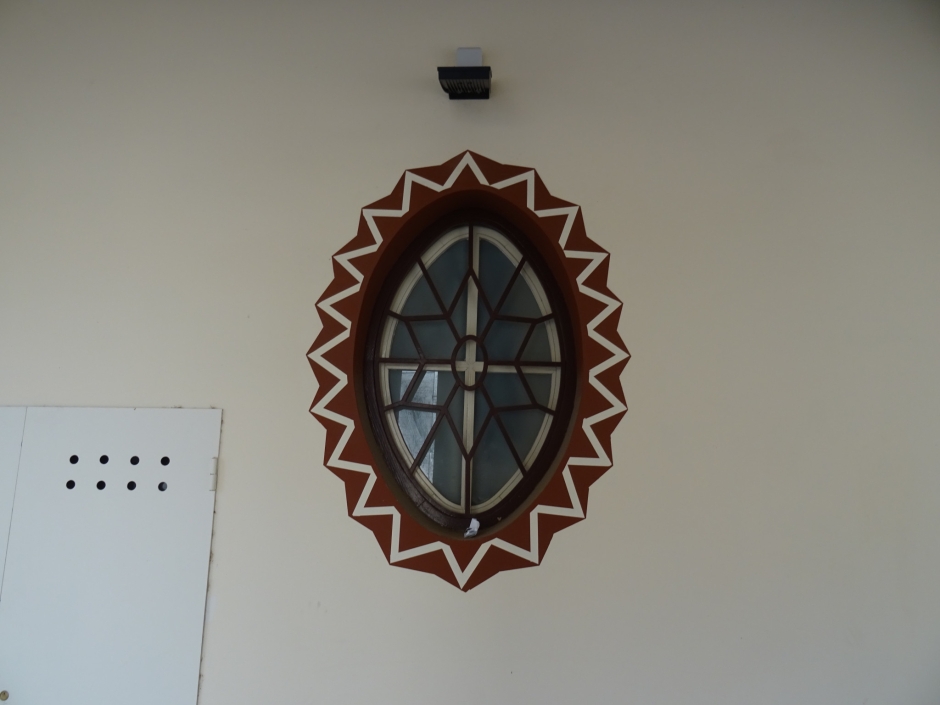 Detall d'una finestra de la Casa Mòljica dins del pòrtic de la planta baixa.