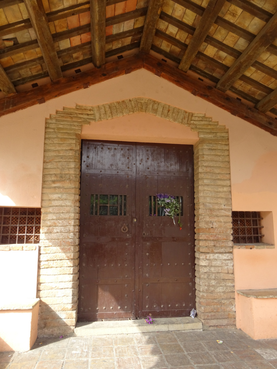 Detall del portal d'entrada a l'ermita del Sant Crist de Llaceres.