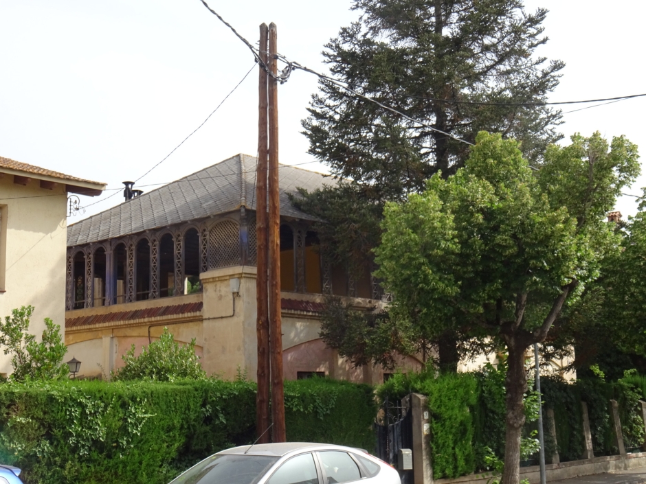 Façana de Villa Anita. S'observa la teulada de fusta del pis superior, des del carrer Bergara.