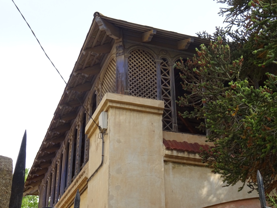 Detall de la façana de la part superior de Villa Anita des del carrer Bergara.