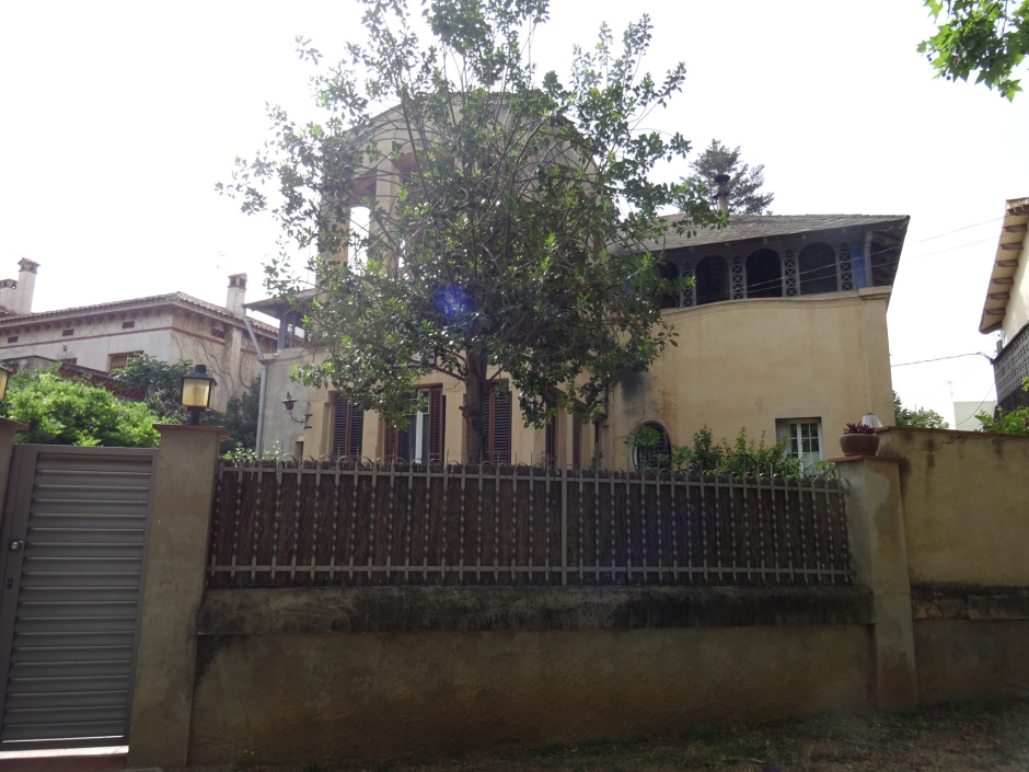 Façana de Villa Anita des de la rambla de Rivera.