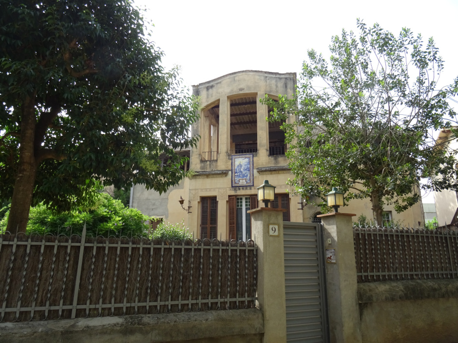 Façana de Villa Anita des de la rambla de Rivera.