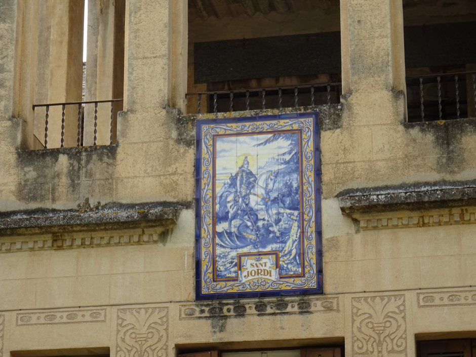 Detall de la majòlica de Sant Jordi en la façana de Villa Anita des de la rambla de Rivera.