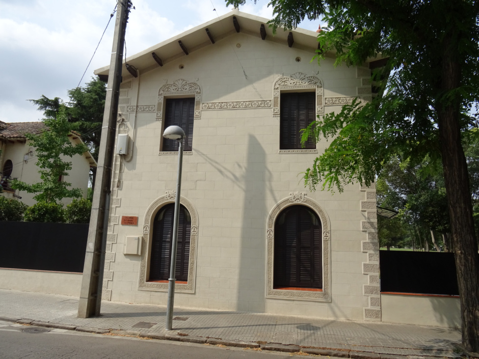 Façana lateral del xalet d'Àngel Guimerà número 20