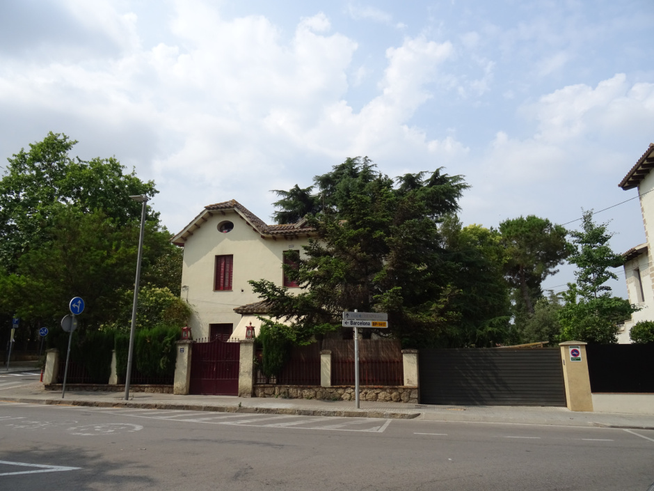 Façana principal del xalet al carrer Àngel Guimerà núm. 22.