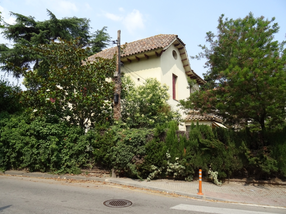 Façana lateral del xalet al carrer Àngel Guimerà núm. 22.