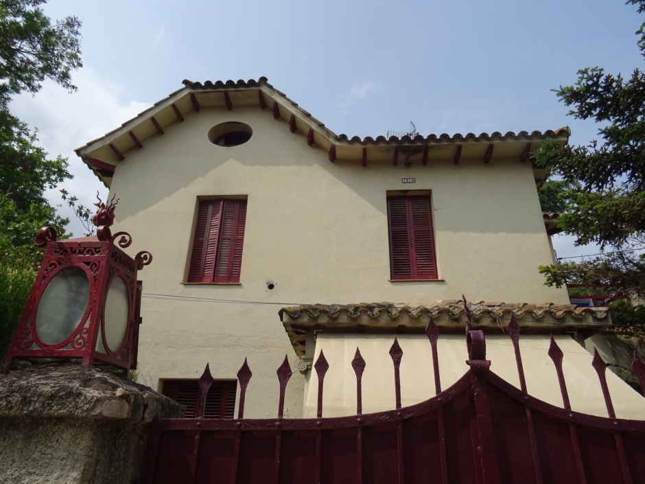 Part superior de la façana principal del xalet al carrer Àngel Guimerà núm. 22.