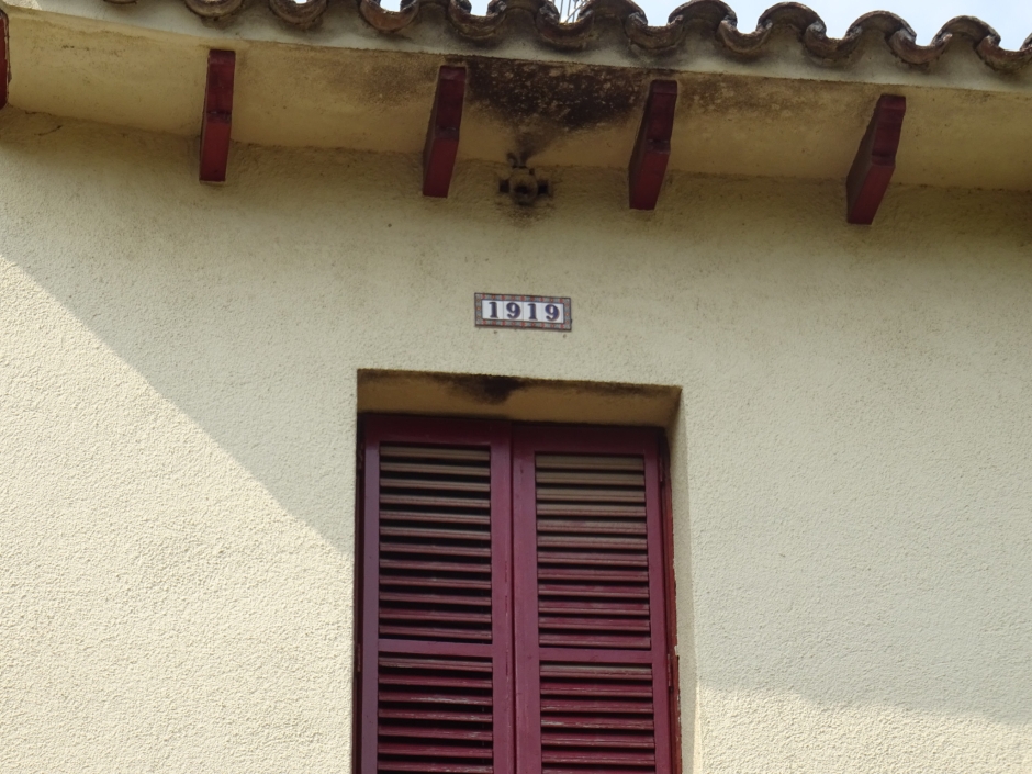 Detall de l'any de construcció del xalet sobre una finestra del primer pis del xalet al carrer Àngel Guimerà núm. 22.