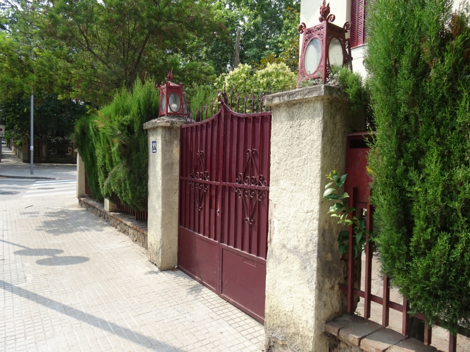 Cancell i tanca del xalet al carrer Àngel Guimerà núm. 22.