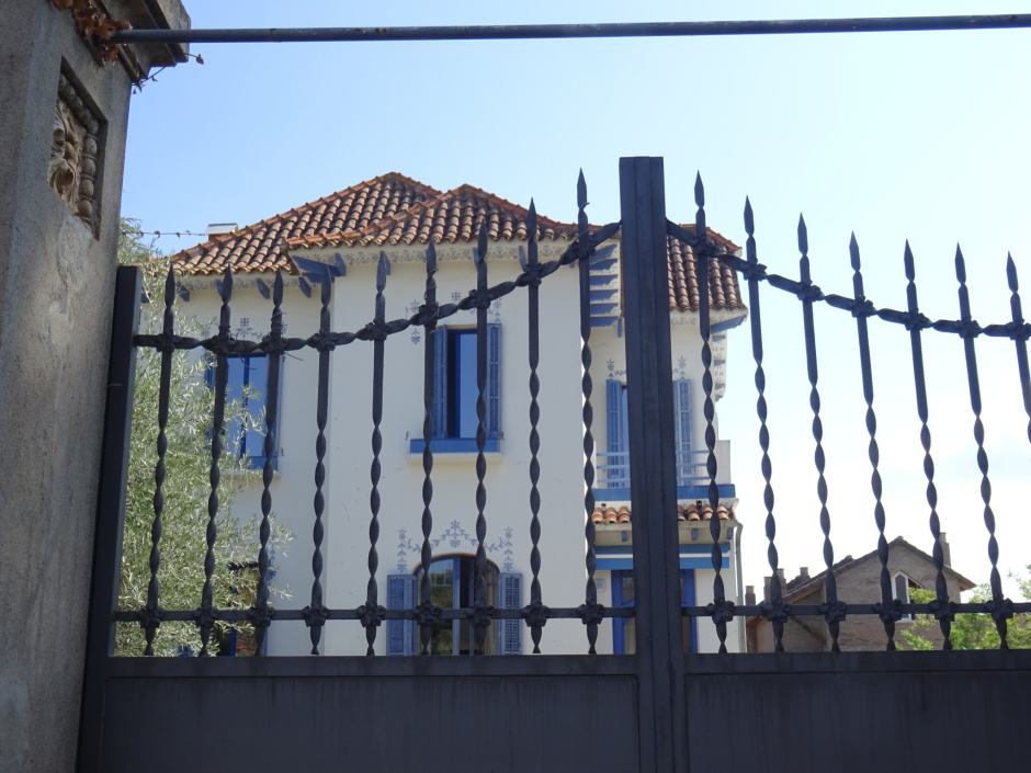 Façana principal i tanca del xalet al Colomer del carrer Berga números 8 i 10.