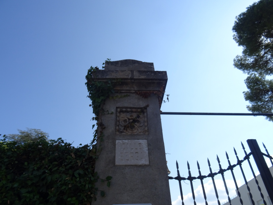 Pilastra del cancell del xalet al Colomer del carrer Berga números 8 i 10.
