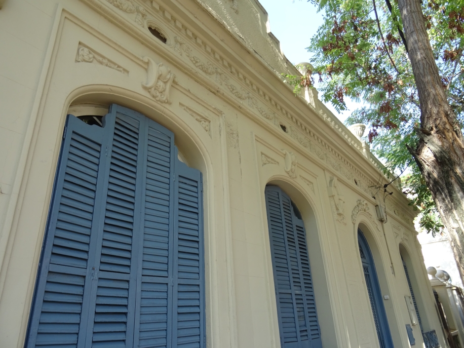 Detall de les obrtures i de la cornisa del Conjunt Maria Llinàs I