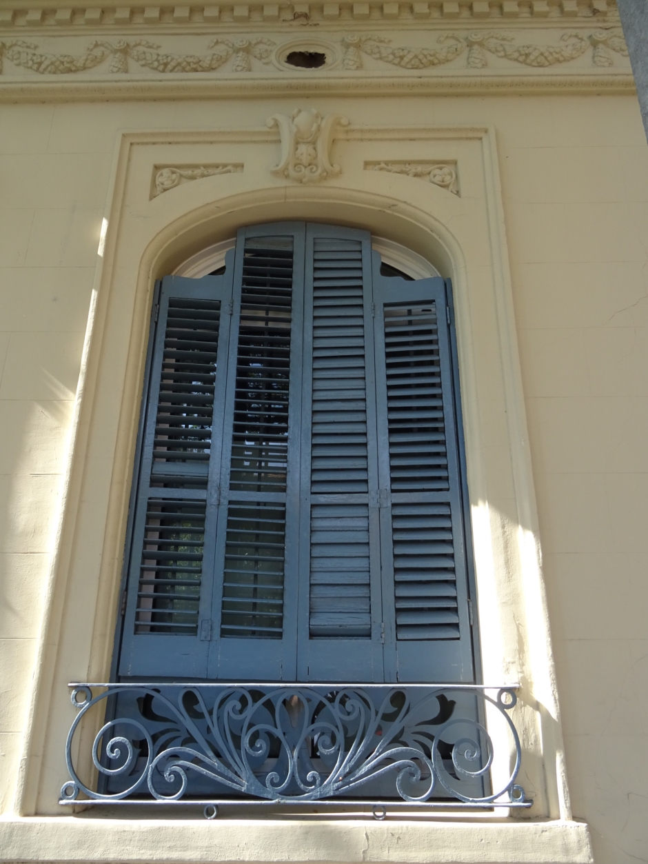 Detall d'un finestral del Conjunt Maria Llinàs I