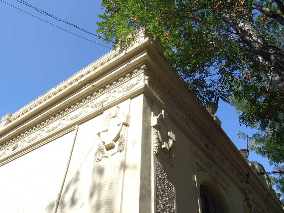 Detall ornamental de l'angle del Conjunt Maria Llinàs I