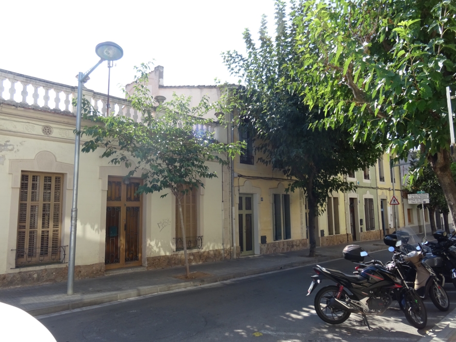 Façana principal de la casa número 13 del Conjunt de Maria Llinàs III.