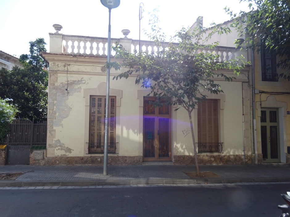 Façana principal de la casa número 13 del Conjunt de Maria Llinàs III.