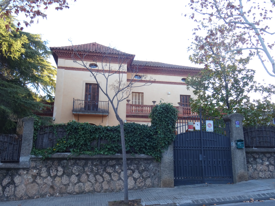 Façana principal de la casa d'Elisenda Ribatallada.