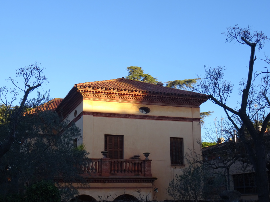 Part superior de la façana lateral de la casa d'Elisenda Ribatallada.