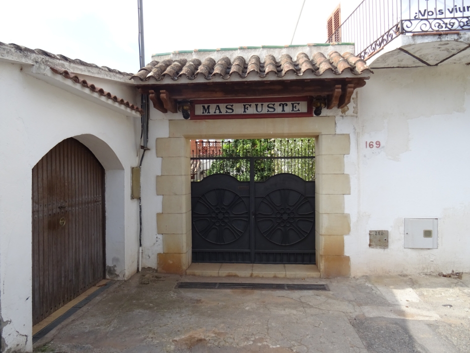 Cancell d'entrada a la finca de Mas Fuster.