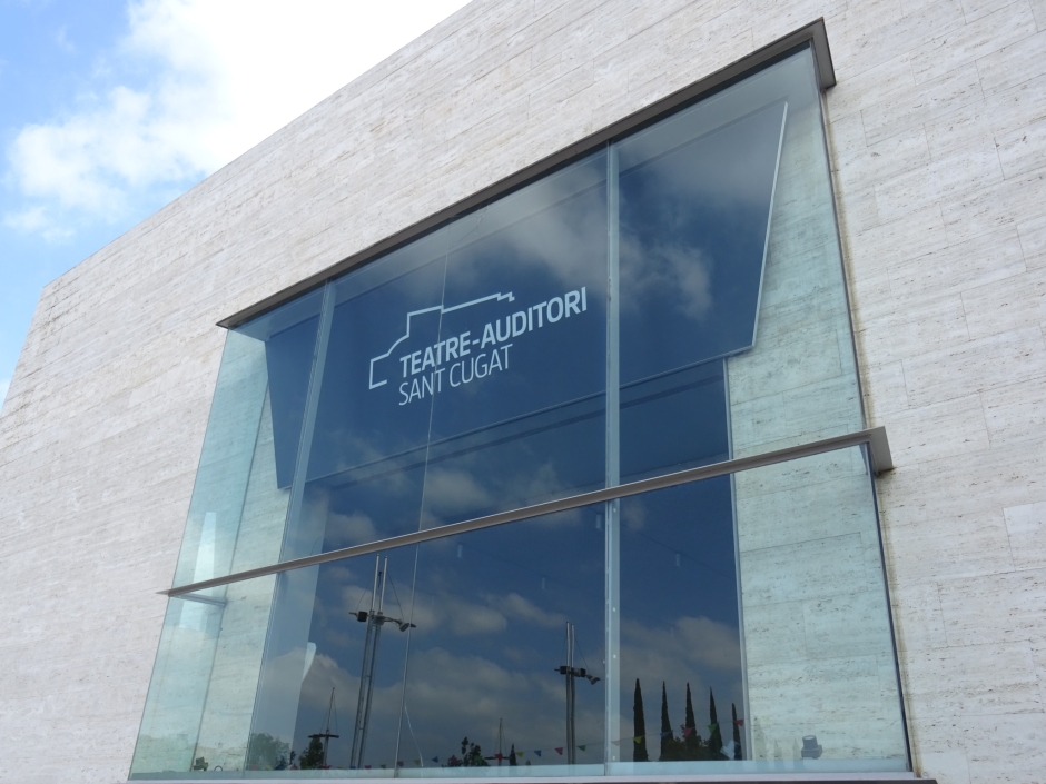 Darrera de la fusta amb el logotip hauria d'estar l'escultura Llinda.