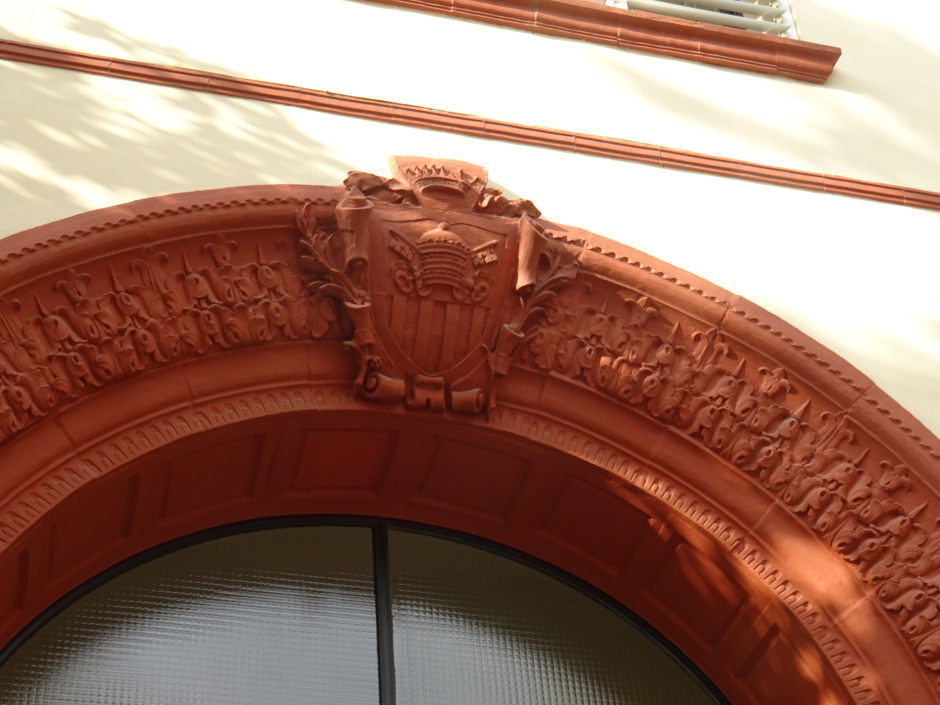 Detall de la porta d'entrada del Col·legi Joan Maragall.