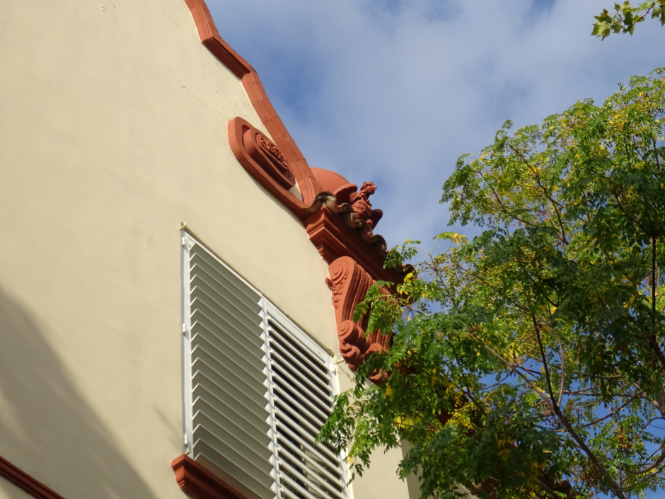 Detall ornamental de la part superior de la façana principal del Col·legi Joan Maragall.