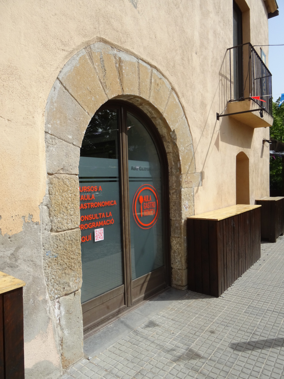 Portal d'entrada de la masia Torre Blanca.