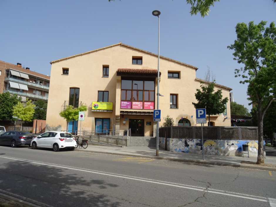 Façana principal de la masia Torre Blanca.