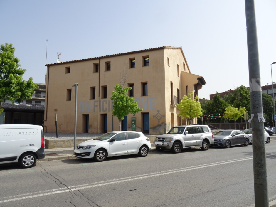 Façana lateral de la masia Torre Blanca.