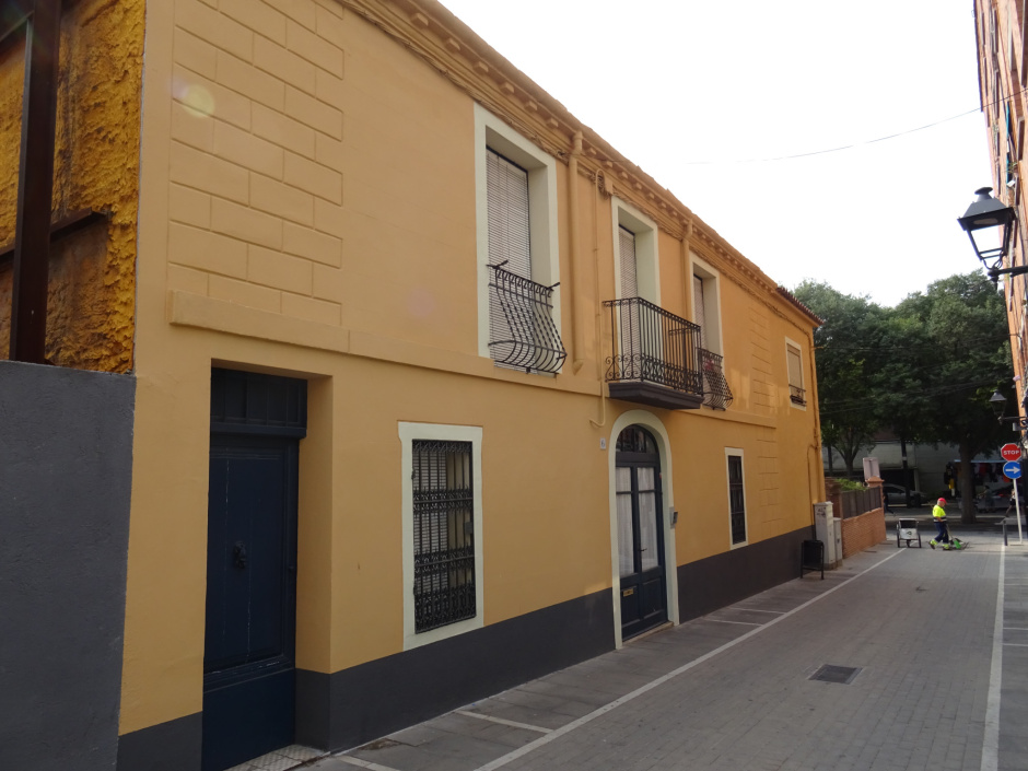 Façana principal de la casa del carrer de la Sort números 4 i 6.