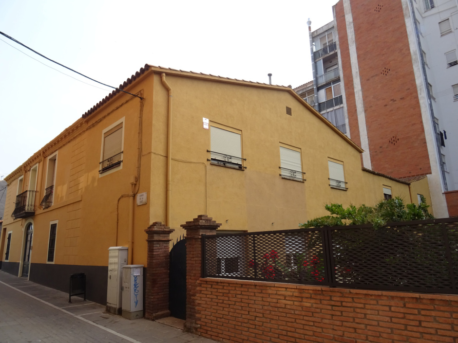 Façana lateral de la casa del carrer de la Sort números 4 i 6.