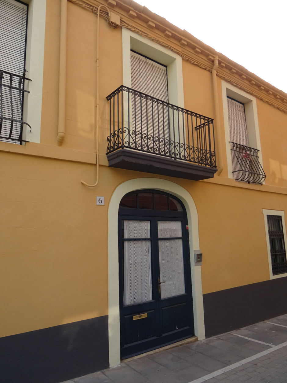 Portal d'entrada amb arc rebaixat de la casa del carrer de la Sort números 4 i 6.