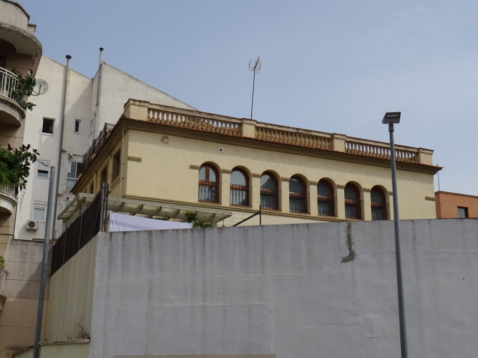 Galeria amb arc de punt rodó de la part superior de l'edifici de Can Vinyoles