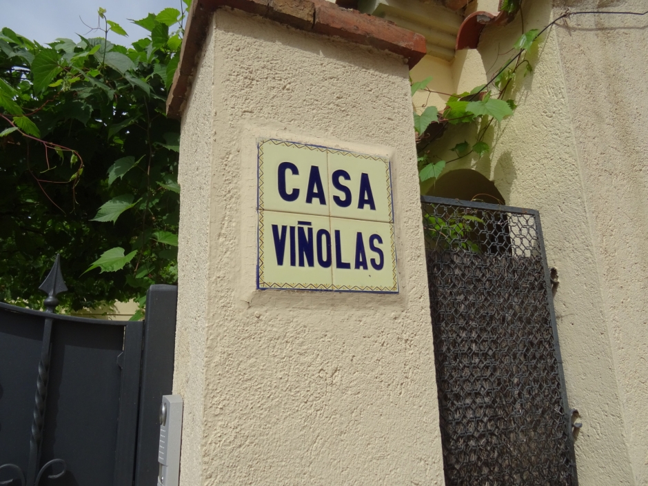 Placa ceràmica amb el nom de la casa