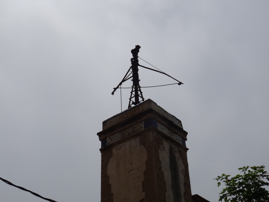 Detall de la part superior del molí de vent de l'avinguda Josep Anselm Clavé número 16.